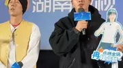 罗晋在父亲走后首次亮相,胡茬花白,憔悴难掩哀思,台上略显生涩