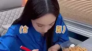 杨幂深夜晒简餐:仅吃一个寿司一口面,自律背后藏着成年人的清醒