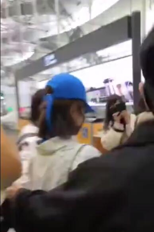 杨紫在机场拒收礼物，居然被粉丝砸了？
