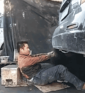 搞笑gif图:美女穿这样坐公交,你不觉得害羞啊