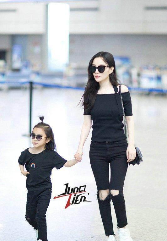 李小璐小腹平平的她,却略显肚儿凸凸,李小璐二胎?