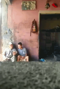 爆笑gif:吃货必备的懒人杯,无需动手只需动嘴