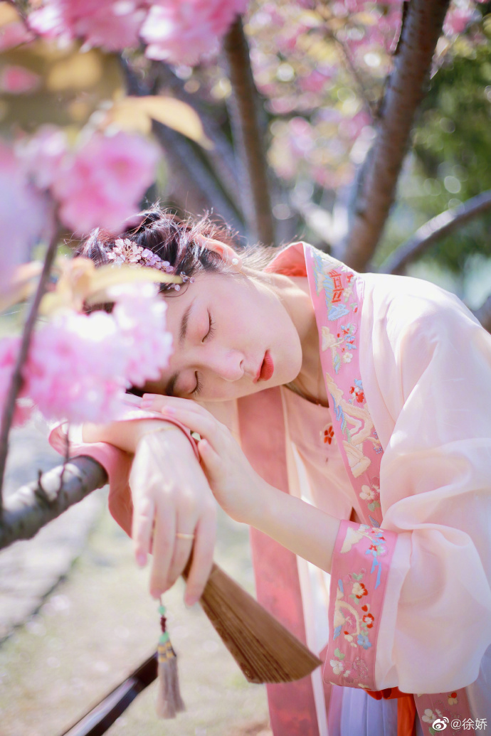 徐娇古风写真唯美动人,女子风情万种神态娇媚