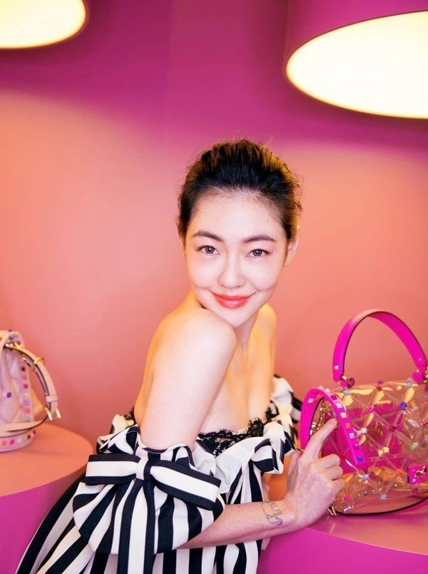 小s首次曝光化妆台,和大女儿玩自拍!女人40岁就要活成漂亮小姐姐 3