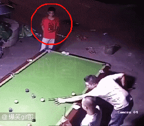 搞笑gif: 你们认错妈了, 快走开, 我要被扎死了