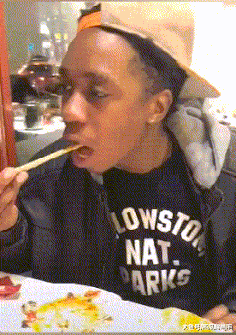 搞笑gif:熊孩子把自己给锁住了