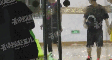 白白的肚皮露了出来 小鹿突然拾起篮球 难道是想追平足球的技能值?