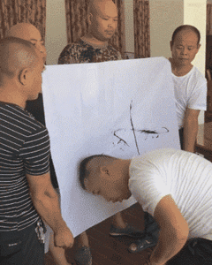 搞笑gif趣图:这么漂亮的老婆,你怎么舍得让她干重活