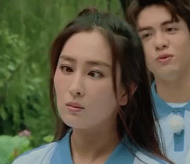 马苏戴口罩低调现身机场,网友:真是太尬了,人设崩塌!