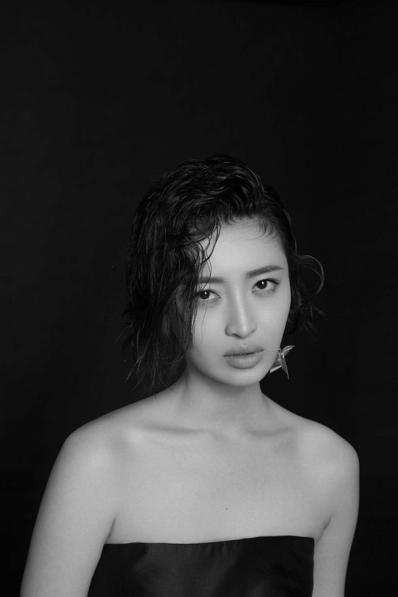 杨菲洋杂志大片新鲜出炉 盐甜柔酷展多元young能量