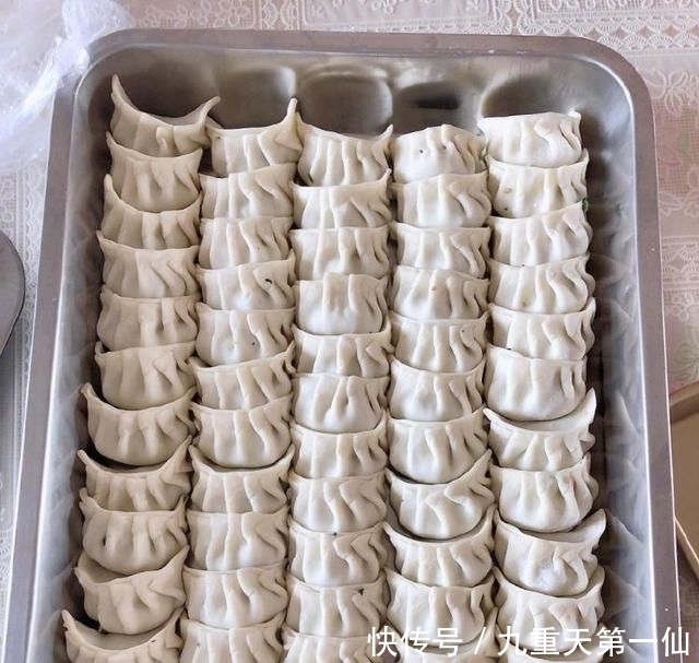 林允陪妈妈包饺子 晒童年母女合照超温馨
