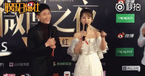 把红毯走成吐槽大会,把采访变成相声现场,杨紫张一山合体太好笑