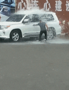 搞笑gif:真开心,省了二十块钱的洗车钱