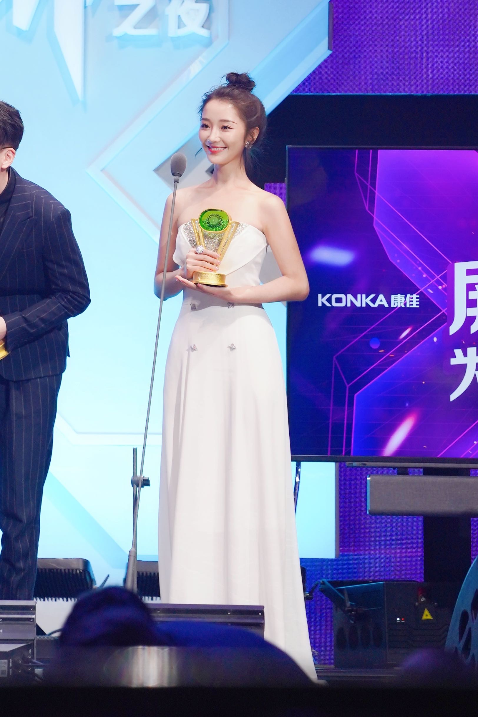 肖燕亮相尖叫之夜 和鞠婧祎互动“青白cp”再合体