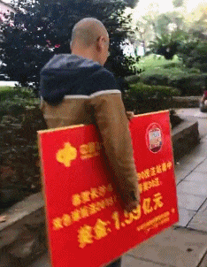 搞笑gif: 我只是个做展板的,不要劫我!