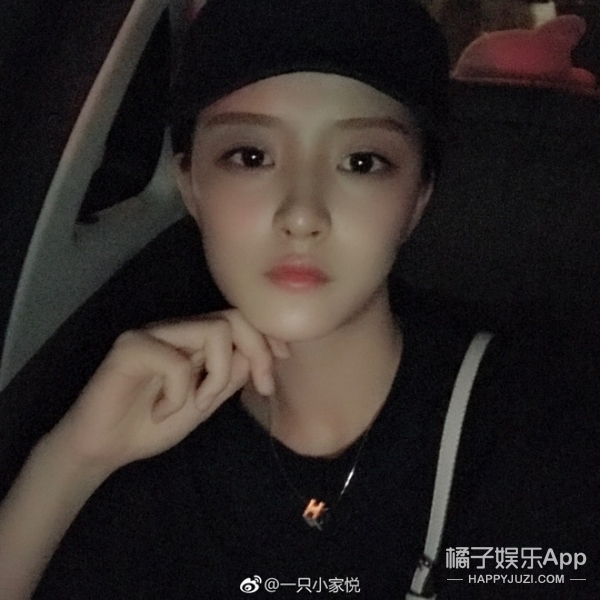 真名蔡佳悦,有很多网友说她长的像张雪盈↓第九名:雪狗巴扎嘿↓真名叫