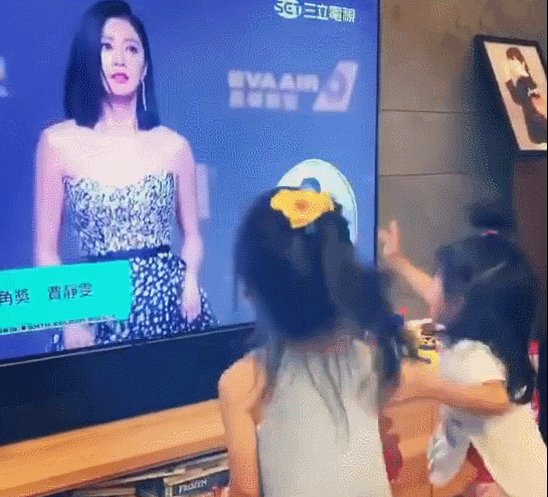 贾静雯入行29年夺视后,看哭女儿梧桐妹,修杰楷甜喊:老婆超棒