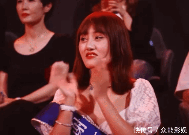 第五名是谢可寅经纪人,她的反应就挺开心的,自己带的艺人顺利出道了