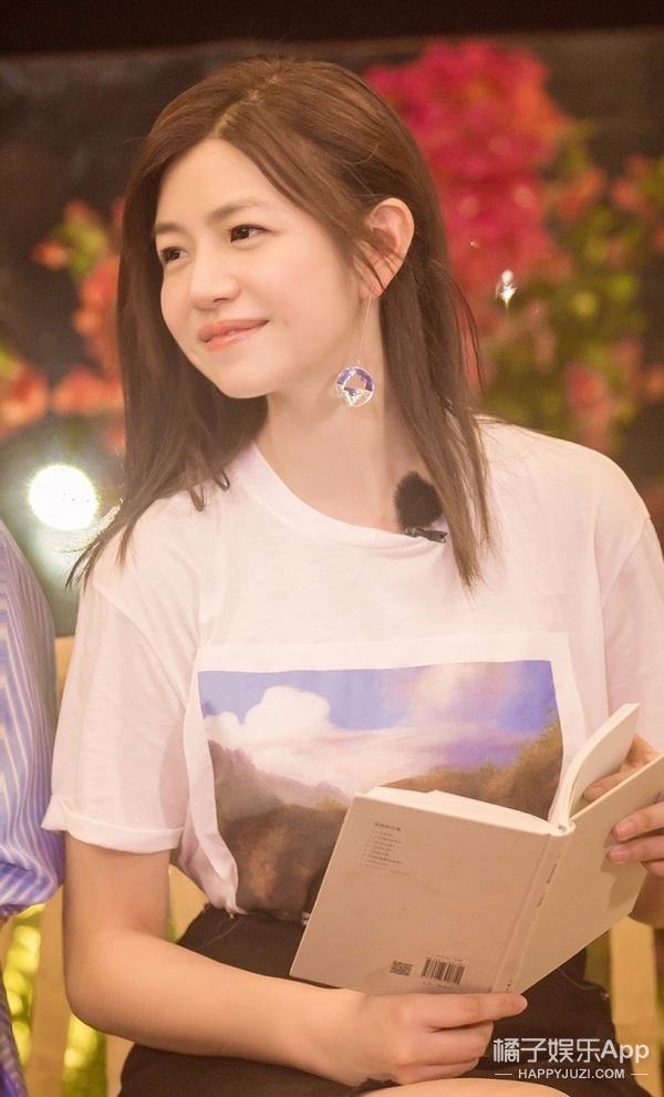 陈妍希的马尾辫和小圆脸仿佛再度回到了那些年的沈佳宜