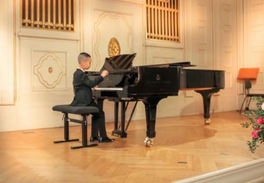 宋丹丹干儿子超厉害，国际钢琴比赛获一等奖，还创造了两个流行语