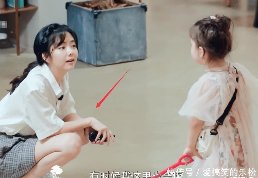 同样在节目中蹲下,郑爽半蹲姿势很讲究,谭松韵也太不拘小节了吧