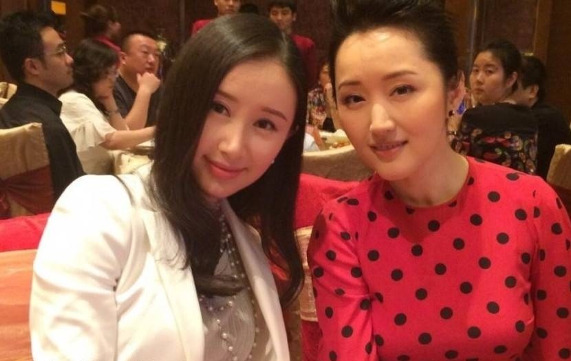 或许刘亦菲,景甜,欧阳娜娜和杨钰莹和舒畅合影的时候,都没有占据优势
