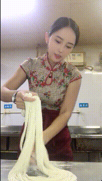 搞笑gif趣图:美女,这面拉得真细,一定很好吃吧!