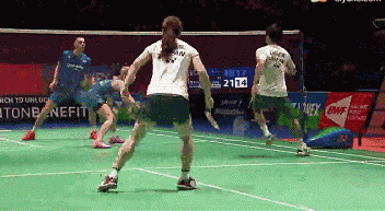 搞笑gif: 教练说了, 开车时候要环顾四周!