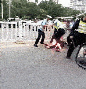 接着在机器盖上连续蹦跳,随后下车猛踹车辆的翼子板,这种拦车要钱的人