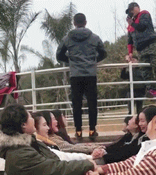 搞笑gif: 妹子, 我告诉你不要在后面, 这下颠翻了吧.