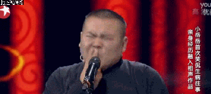 这不,小岳岳不久前就又调侃了谦大爷抽烟的样子,那表情传神得,嚯!