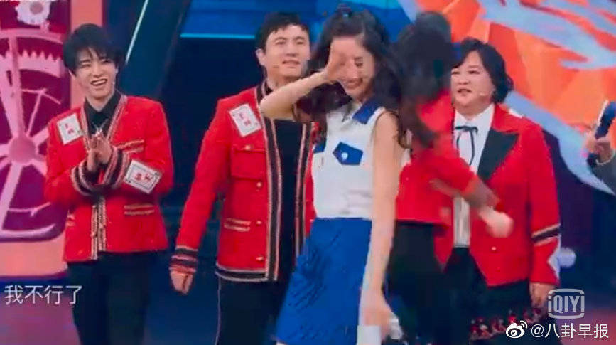 关晓彤跳舞时响起鹿晗的歌，她的表情瞬间亮了！