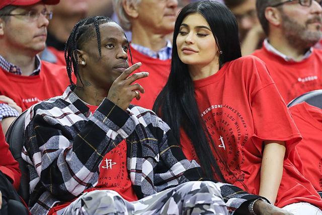 travisscott当爹金小小妹kyliejenner近日宣布生下一个女孩