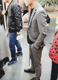 搞笑gif: 哥们,你窗户外这个牌子不怕招来小偷吗?