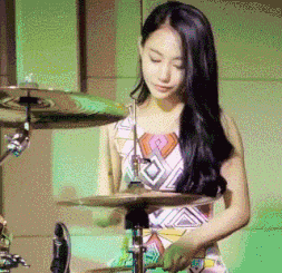 爆笑gif: 女汉子把上树的技能都用上了, 哈哈哈哈哈