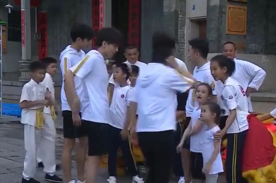 杨紫被叫阿姨好尴尬,一句话回应显情商高