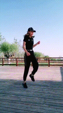 搞笑gif:真应了那句老话:会跳舞的妹子,都是身材好的