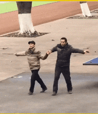 gif搞笑趣图:你这车停的不错啊!我就想知道你人怎么出来的