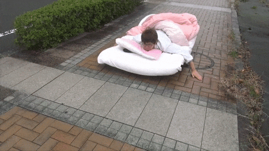 搞笑gif:这一看就是有钱人,车头盖都拆下来烧烤了!