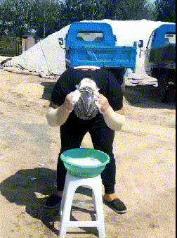 搞笑gif:哥们,你有些兴师动众,洗个头推土机都用上