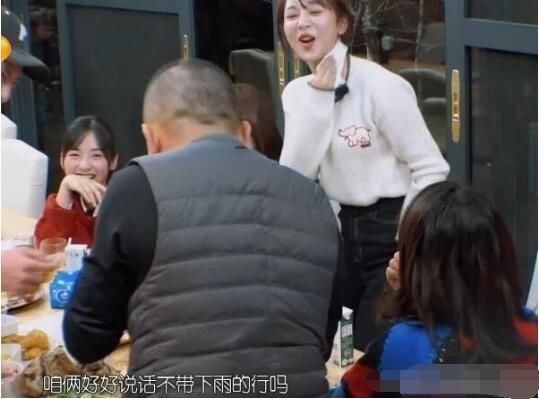 杨紫被叫阿姨好尴尬,一句话回应显情商高