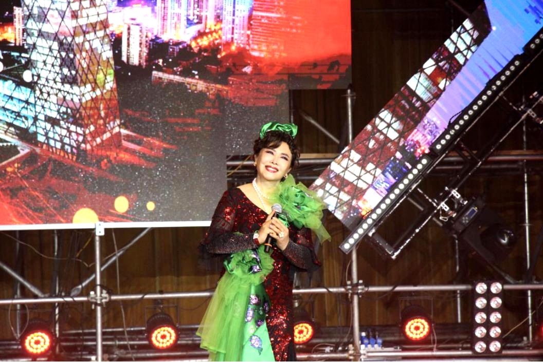 国家一级演员王霞演唱歌曲《祖国真大》