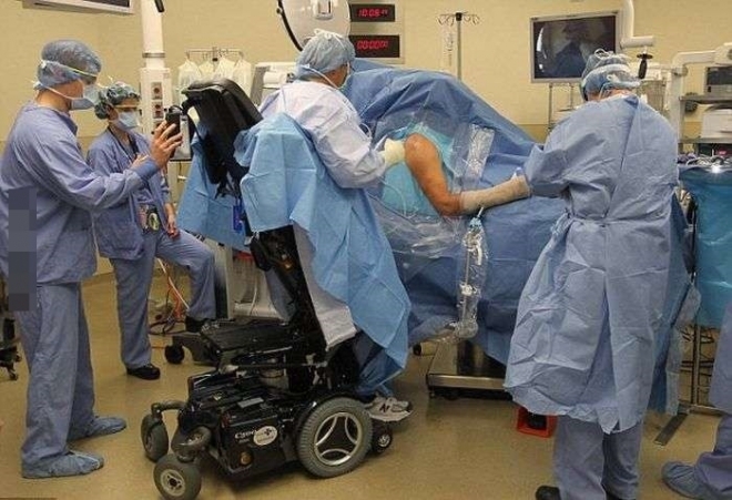 瘫痪医生为了给病人做手术竟想出这种办法