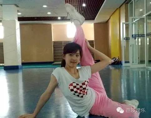 章泽天不仅是校花,而且是学校健美操队的队长,高一就获得了全国健美操