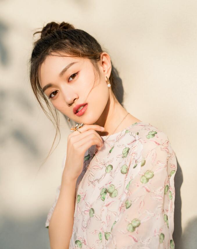 侯佩杉《龙日一》点击趋12亿 美龙热恋突遇"豪门"危机