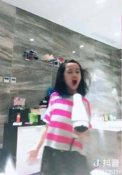 钟丽缇女儿Cayla拍抖音,没想到她私底下这么放得开!