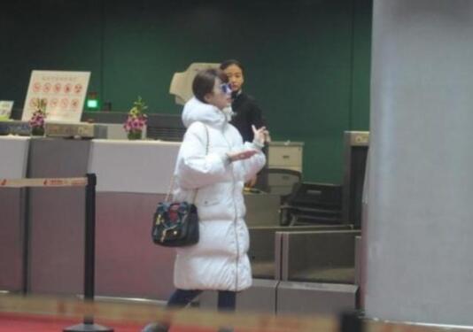 杨紫被叫阿姨好尴尬,一句话回应显情商高