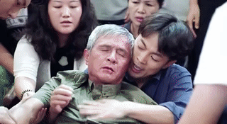 王一楠饰演的学生主任,因为长时间咳嗽造成咽喉撕裂外伤,所以不停地