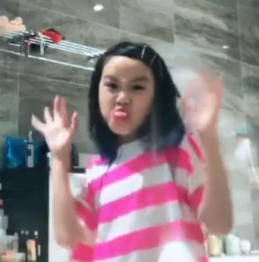 钟丽缇女儿Cayla拍抖音,没想到她私底下这么放得开!