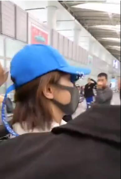 杨紫在机场拒收礼物，居然被粉丝砸了？
